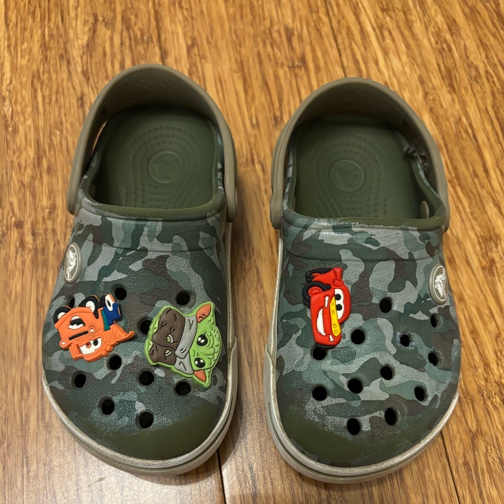 CROCS Kids Green Camouflage Clogs with Cartoon Charms